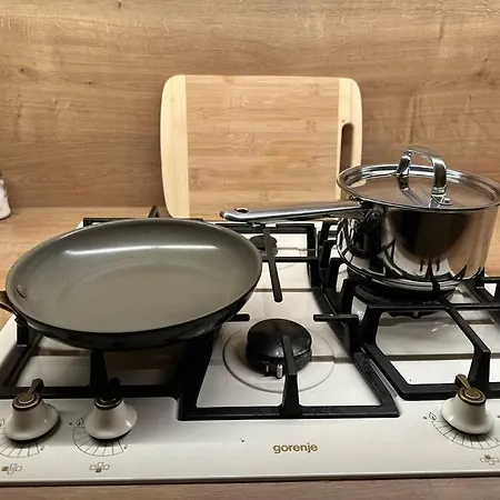 Stylish 2 Bedroom In Centre, Free Parking 니트라